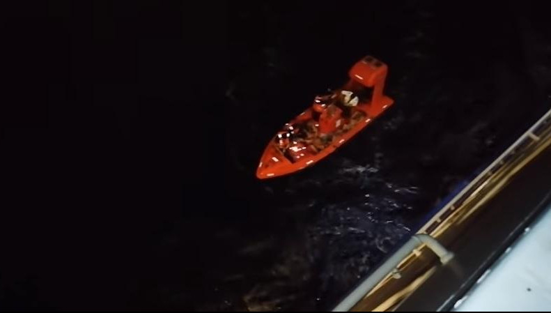 (VIDEO) Dramatično spasavanje francuskih turista koji su bežeći od požara uleteli u more!